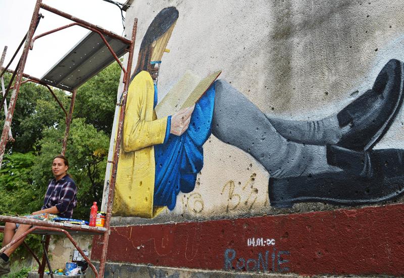 Umjetnik Erick Sanchez je stigao u Mostar kako bi oslikao mural na biblioteci UNMO - Svjetski umjetnik oslikava mural na biblioteci UNMO